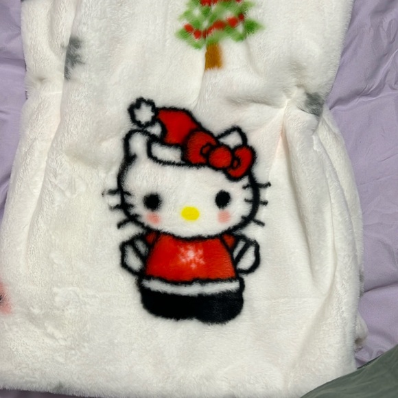 Hello Kitty Faux Rabbit Fur Throw - Picture 2 of 5